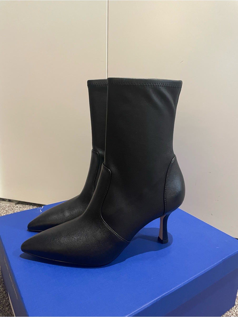 Stuart Weitzman Valentina Bootie 75. Black pointed-toe Boots
